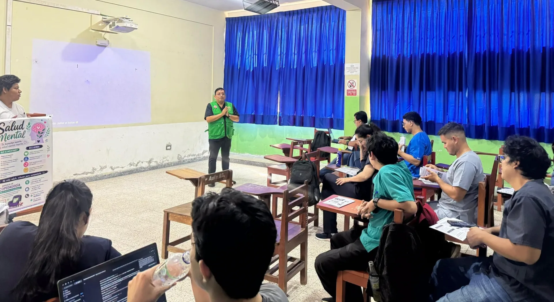 Expositor junto a los estudiantes