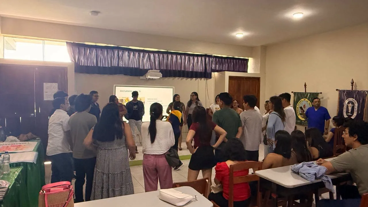 Expositores con los estudiantes en circulo dando charlas