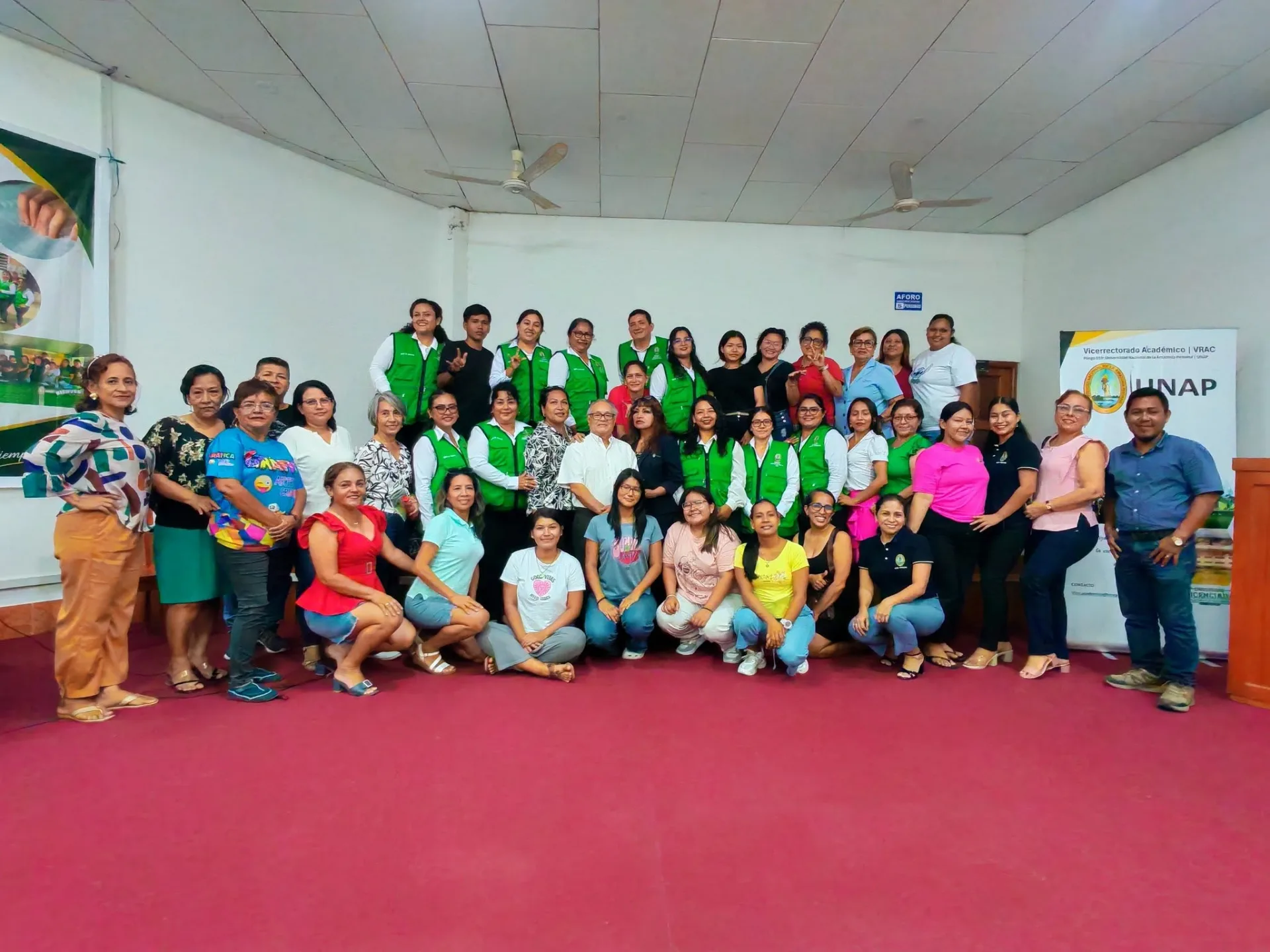 Imagen grupal de los participantes al Taller de Lengua de Señas