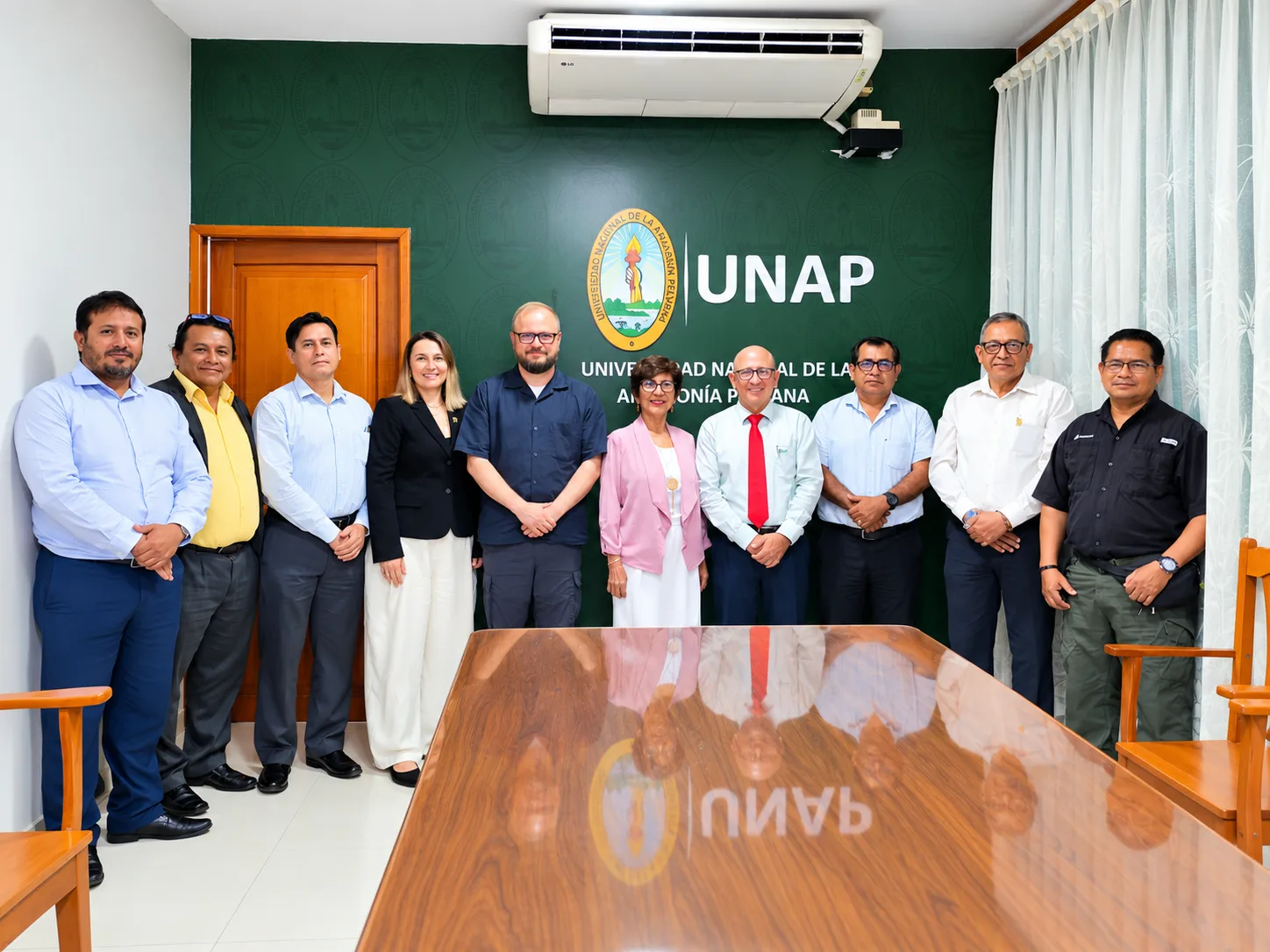 EMBAJADOR DE UCRANIA VISITA LA UNAP Y SOSTIENE ENCUENTRO CON AUTORIDADES UNIVERSITARIAS
