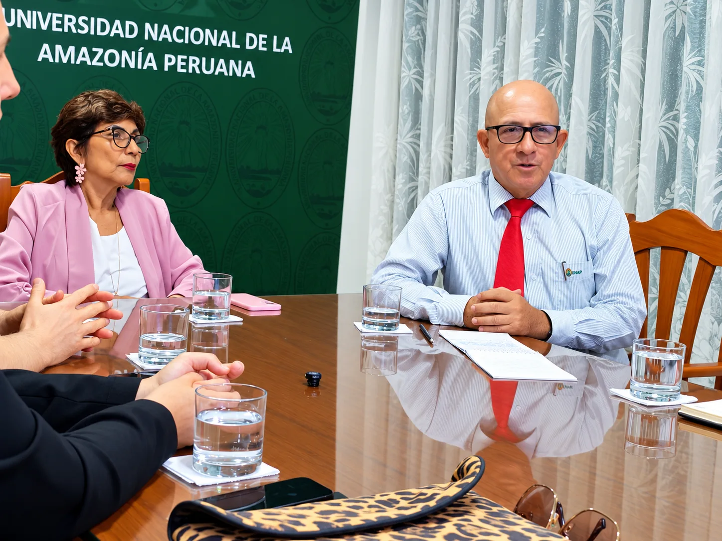 EMBAJADOR DE UCRANIA VISITA LA UNAP Y SOSTIENE ENCUENTRO CON AUTORIDADES UNIVERSITARIAS