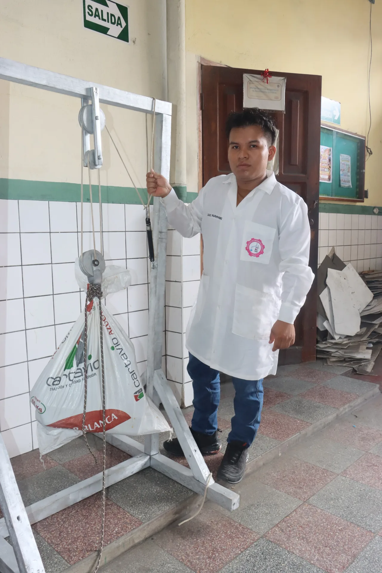 ESTUDIANTES DE INGENIERÍA QUÍMICA DE LA UNAP DISEÑAN SISTEMAS DE POLEAS PARA REDUCIR EL ESFUERZO FÍSICO Y MEJORAR LA SEGURIDAD EN EL TRABAJO
