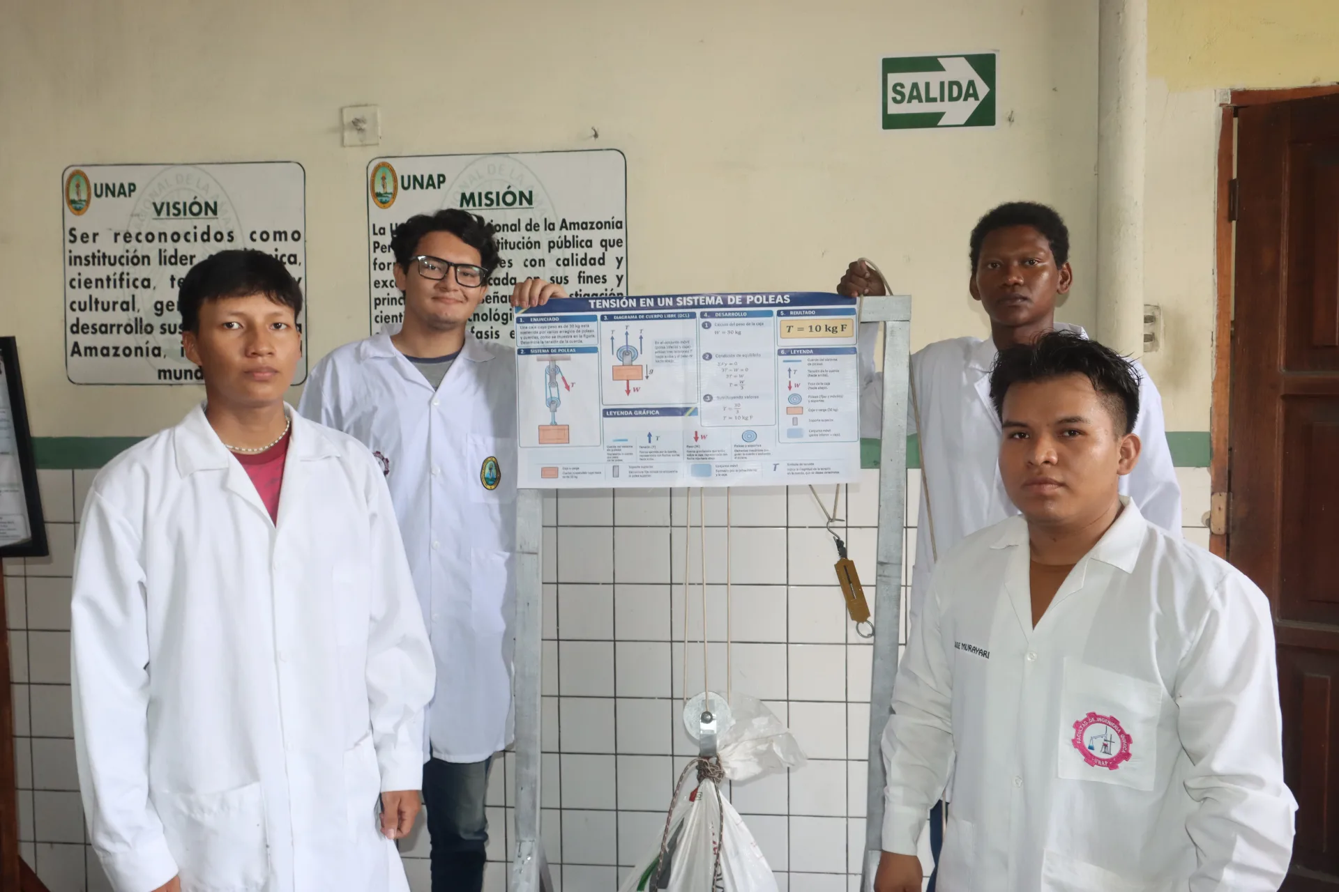 ESTUDIANTES DE INGENIERÍA QUÍMICA DE LA UNAP DISEÑAN SISTEMAS DE POLEAS PARA REDUCIR EL ESFUERZO FÍSICO Y MEJORAR LA SEGURIDAD EN EL TRABAJO