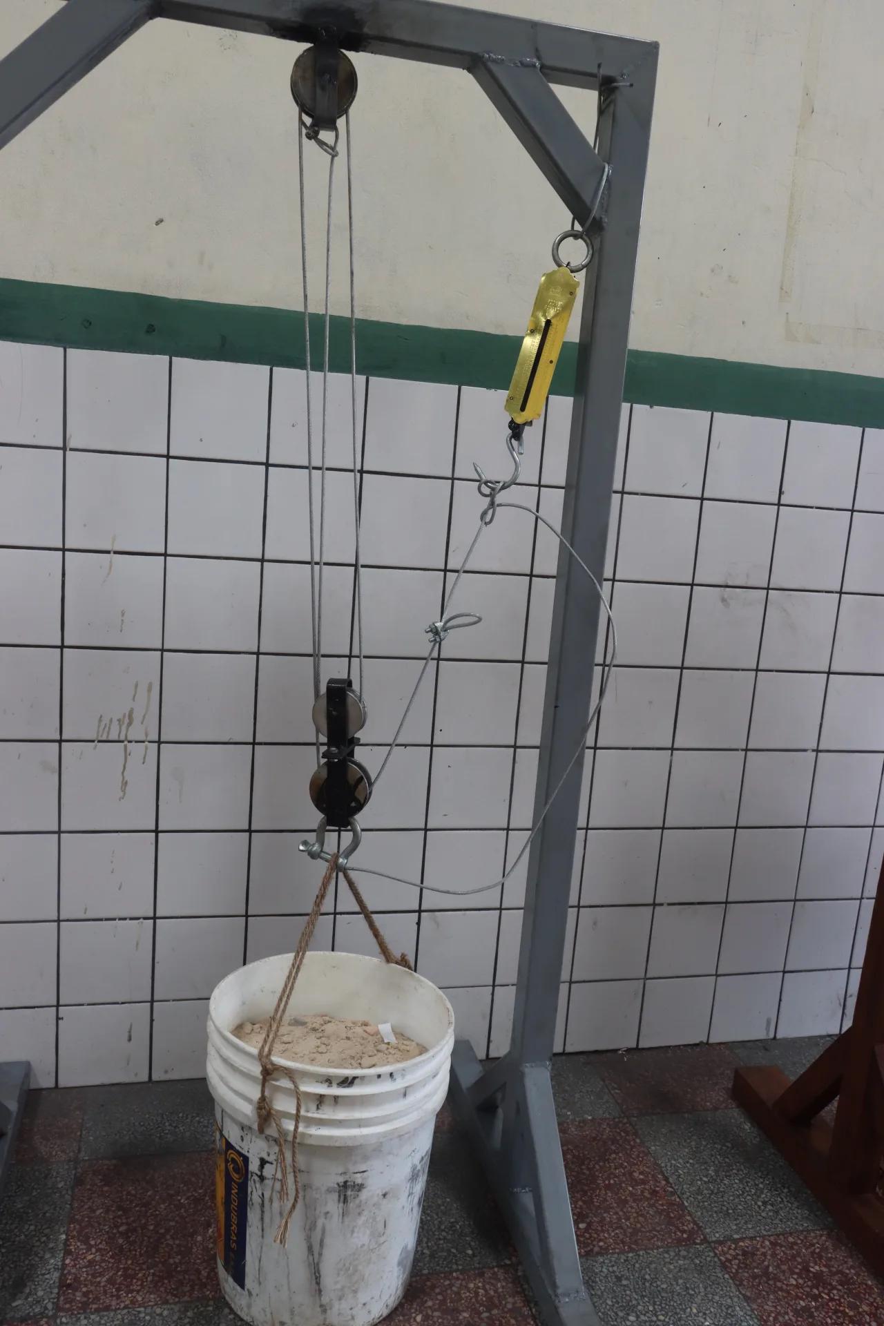 ESTUDIANTES DE INGENIERÍA QUÍMICA DE LA UNAP DISEÑAN SISTEMAS DE POLEAS PARA REDUCIR EL ESFUERZO FÍSICO Y MEJORAR LA SEGURIDAD EN EL TRABAJO