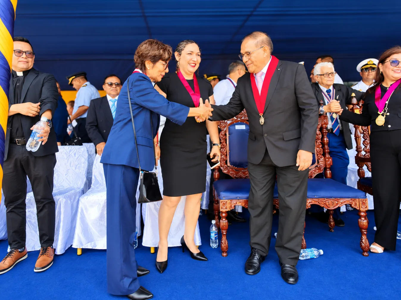 RECTORA DE LA UNAP PARTICIPÓ EN DESFILE POR LOS 205 AÑOS DE LA MARINA DE GUERRA DEL PERÚ