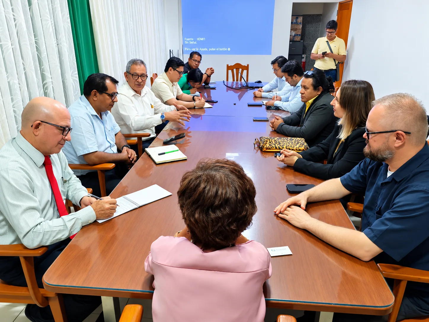 EMBAJADOR DE UCRANIA VISITA LA UNAP Y SOSTIENE ENCUENTRO CON AUTORIDADES UNIVERSITARIAS