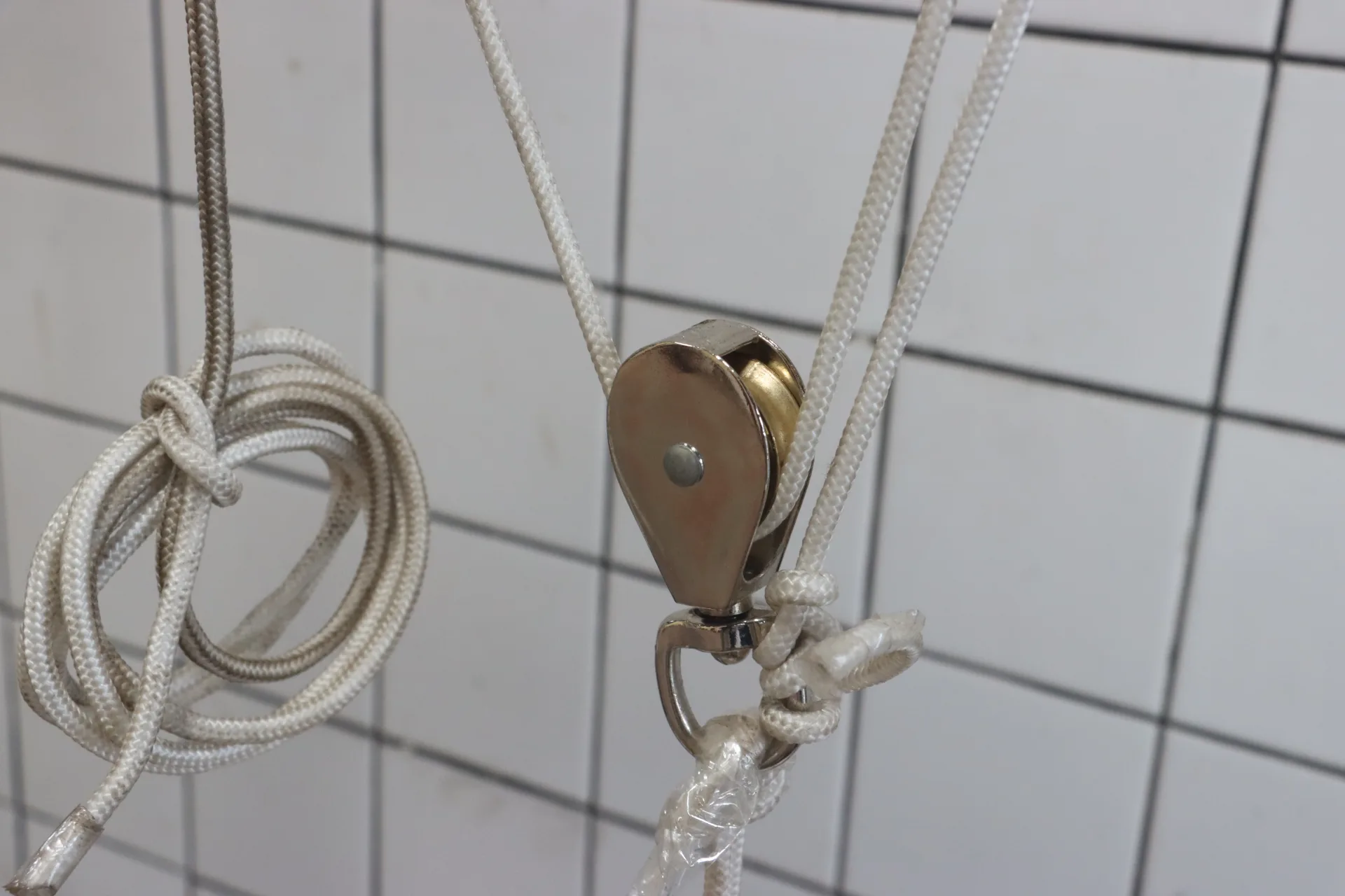 ESTUDIANTES DE INGENIERÍA QUÍMICA DE LA UNAP DISEÑAN SISTEMAS DE POLEAS PARA REDUCIR EL ESFUERZO FÍSICO Y MEJORAR LA SEGURIDAD EN EL TRABAJO