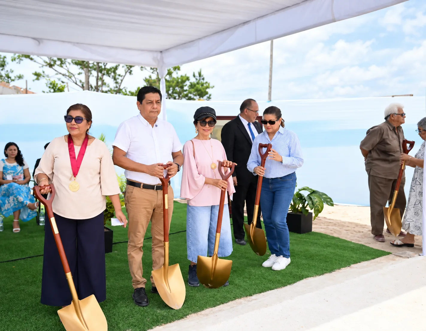 RECTORA DE LA UNAP PARTICIPÓ EN CEREMONIA DE LA PRIMERA PALADA DEL TEMPLO DE IQUITOS