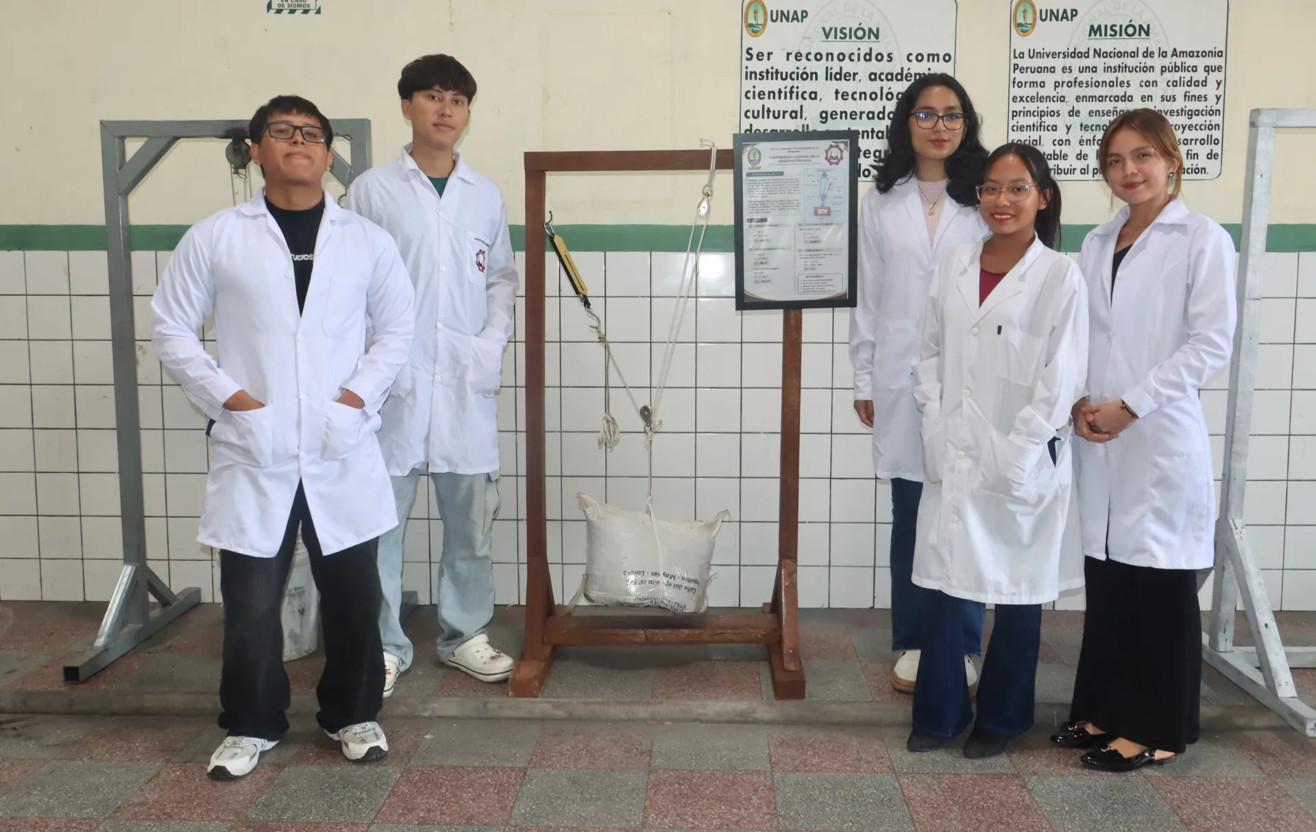 ESTUDIANTES DE INGENIERÍA QUÍMICA DE LA UNAP DISEÑAN SISTEMAS DE POLEAS PARA REDUCIR EL ESFUERZO FÍSICO Y MEJORAR LA SEGURIDAD EN EL TRABAJO