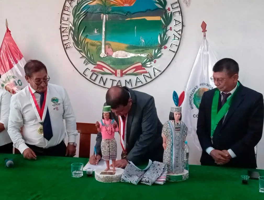 Rector de la UNAP junto al alcalde de la localidad