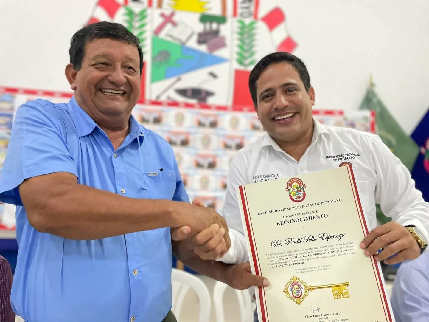 Imagen del rector de la UNAP siendo reconocido por autoridad municipal
