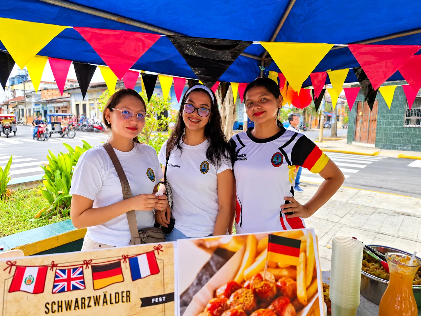 UNAP PROMUEVE EL ARTE, LOS IDIOMAS Y LA IDENTIDAD CULTURAL CON FESTIVAL EN LA PLAZA SERAFÍN FILOMENO