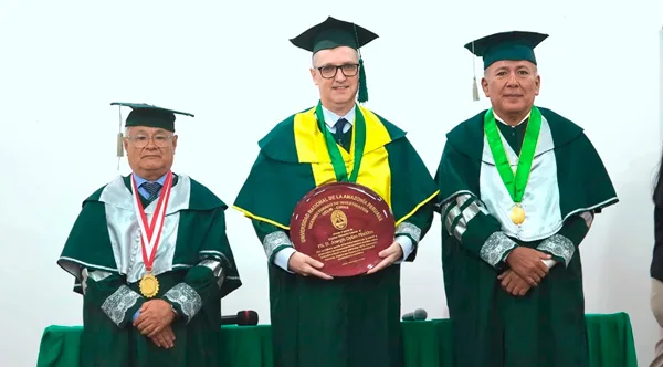 La UNAP otorgó el grado de doctor honoris causa a Joseph Dylan Maddox