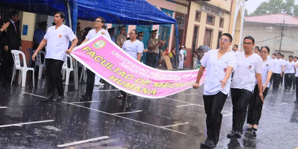 La Facultad de Medicina Humana de la UNAP desfiló por su 45o aniversario