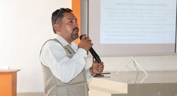 Capacitación sobre normativa de tránsito y seguridad vial a servidores administrativos de la UNAP