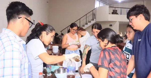 En el marco del 63° aniversario de la Facultad de Agronomía, estudiantes elaboran jabones a partir de aceites usados