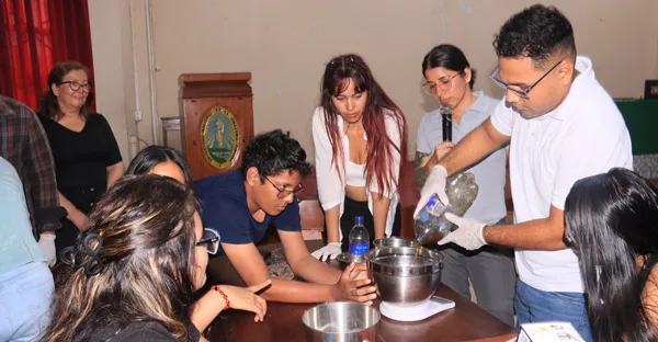 En el marco del 63° aniversario de la Facultad de Agronomía, estudiantes elaboran jabones a partir de aceites usados