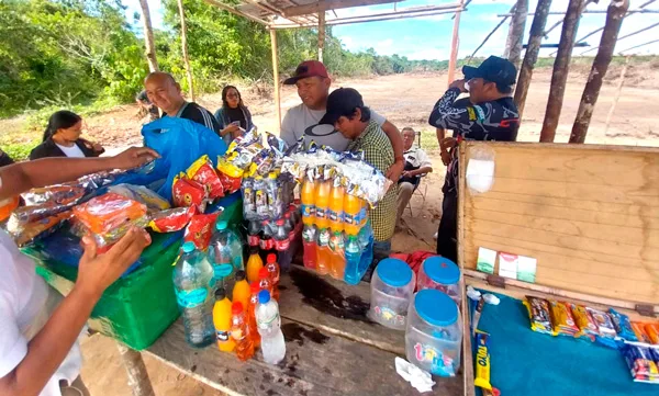 Un gesto trascendental choferes de la UNAP sorprenden a Don Luchito en Zungarococha
