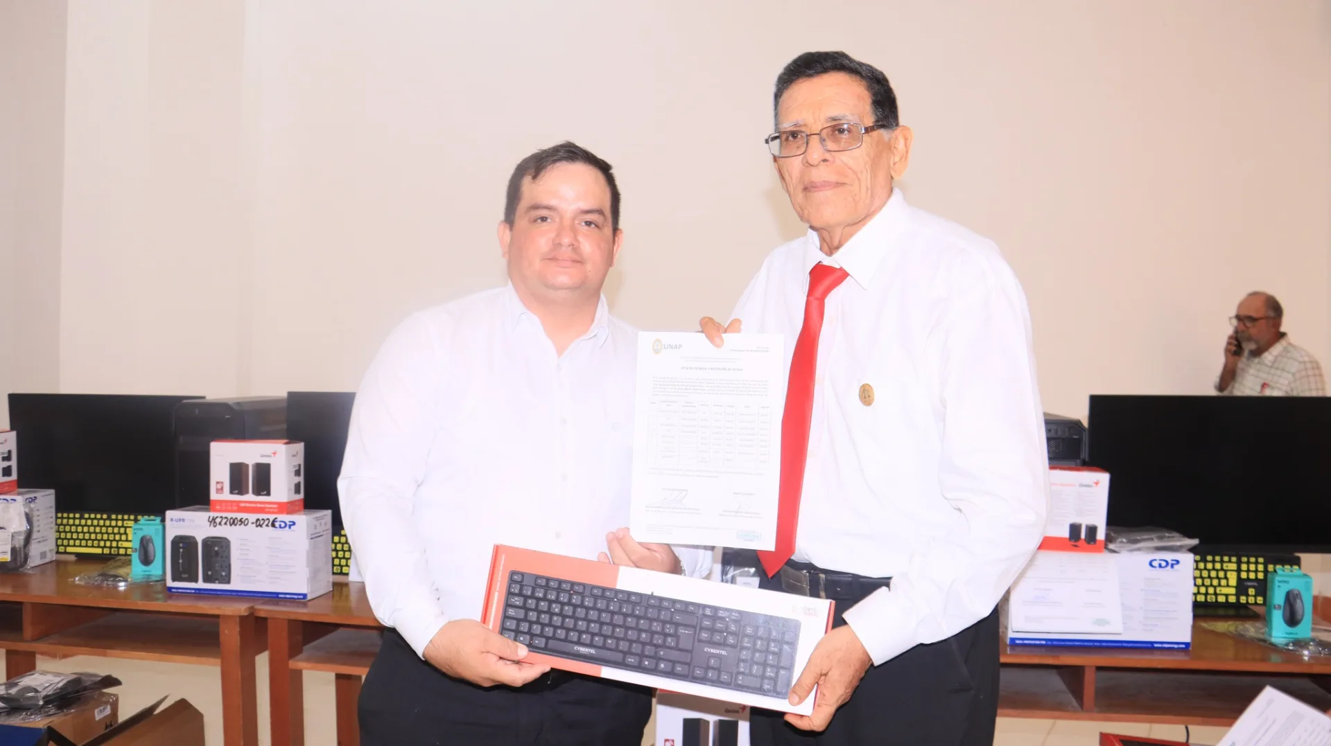 La UNAP entregó computadoras de alto rendimiento a ocho Facultades para fortalecer la inclusión educativa