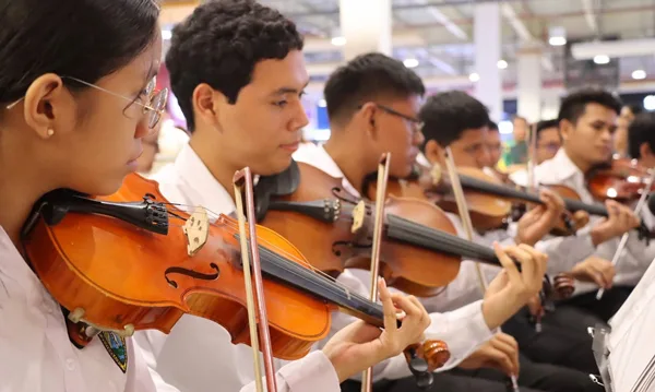 La UNAP celebró la Navidad con presentación artística y cultural en el Mall Aventura Iquitos