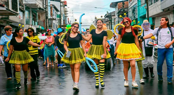 ¡Color y tradición! La UNAP celebra sus 64 años con un espectacular pasacalle