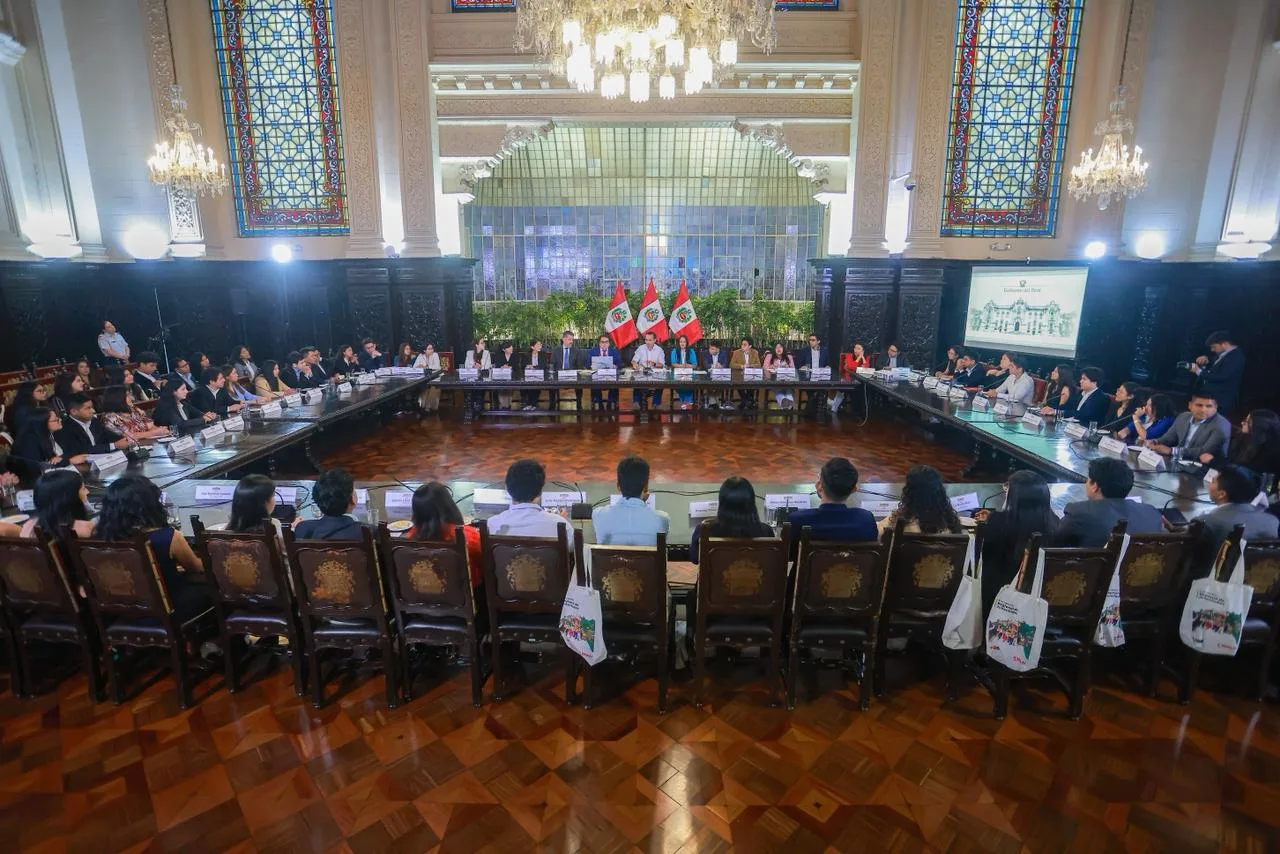 Egresado de la UNAP participó en jornada de diálogo juvenil en Palacio de Gobierno