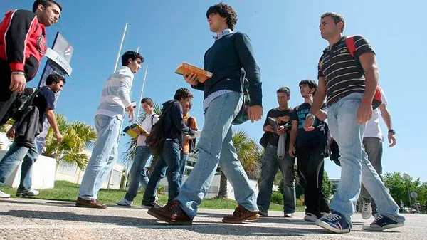 Grupos generacionales y actitud académica