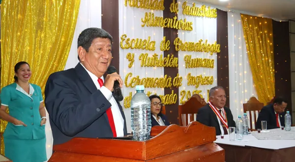 La UNAP realizó ceremonia de entrega de insignias a internos de Bromatología 2025